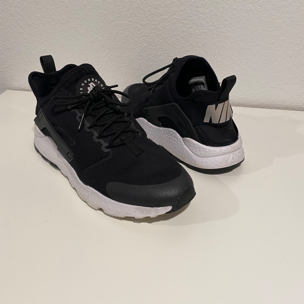 Nike Huarache Women's Black and White Size 8